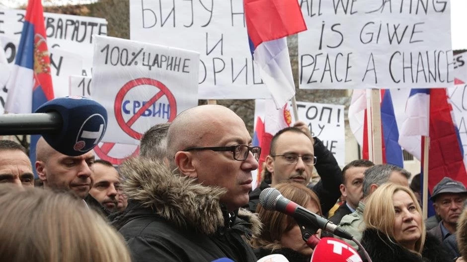 Όλα κρέμονται από μια κλωστή στο Κόσοβο: Χιλιάδες Σέρβοι βρίσκονται στους δρόμους – Σε εξέλιξη σχέδιο τρομοκράτησης από την Πρίστινα